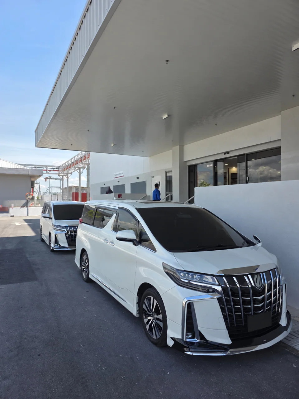 Toyota Alphard — Front & side exterior